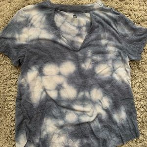 TIE DYE V-NECK TEE